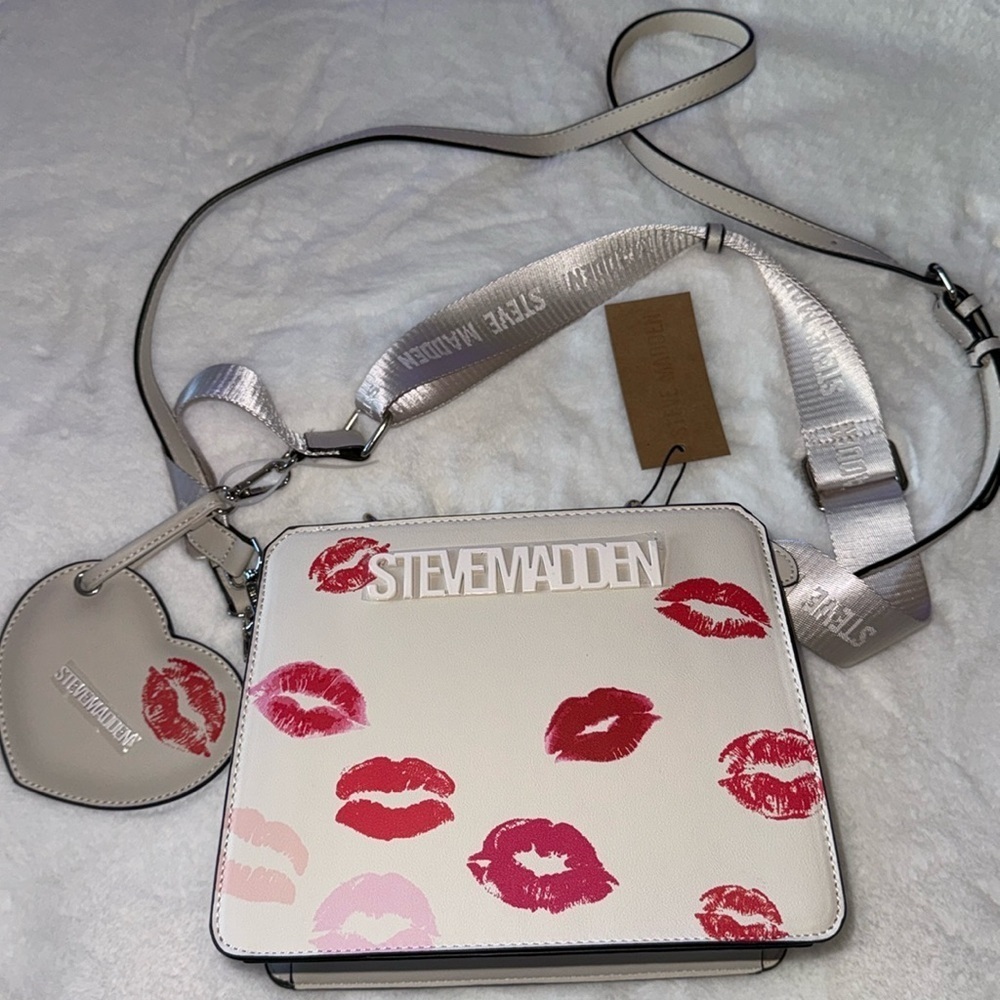 NEW Steve Madden Valentine’s Day Kisses Bevelyn Crossbody Handbag 💋💋